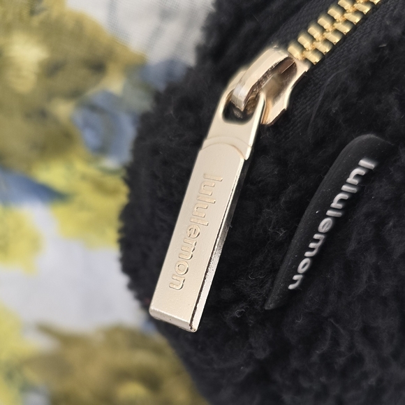 Lululemon Athletica Everywhere Black Sherpa Belt Bag - Picture 3 of 16